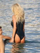 victoria-silvstedt-in-swimsuit-on-mykonos-island-15
