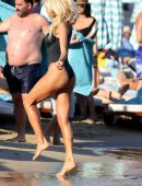 victoria-silvstedt-in-swimsuit-on-mykonos-island-3