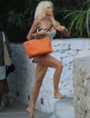 victoria-silvstedt-in-swimsuit-on-mykonos-island-7