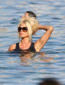 victoria-silvstedt-in-swimsuit-on-mykonos-island-8