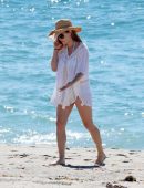 amy-adams-at-the-beach-in-malibu-10