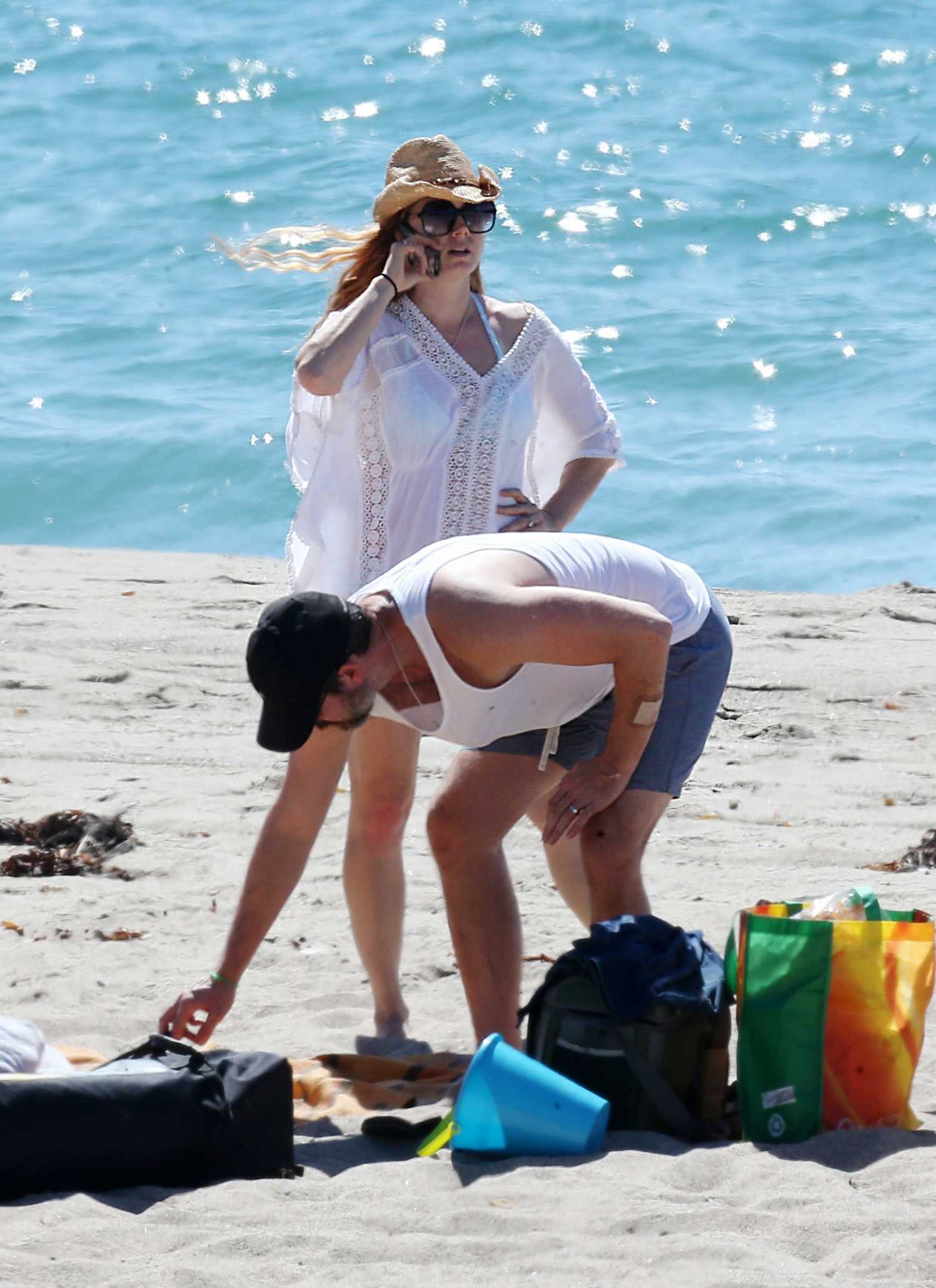 amy-adams-at-the-beach-in-malibu-11