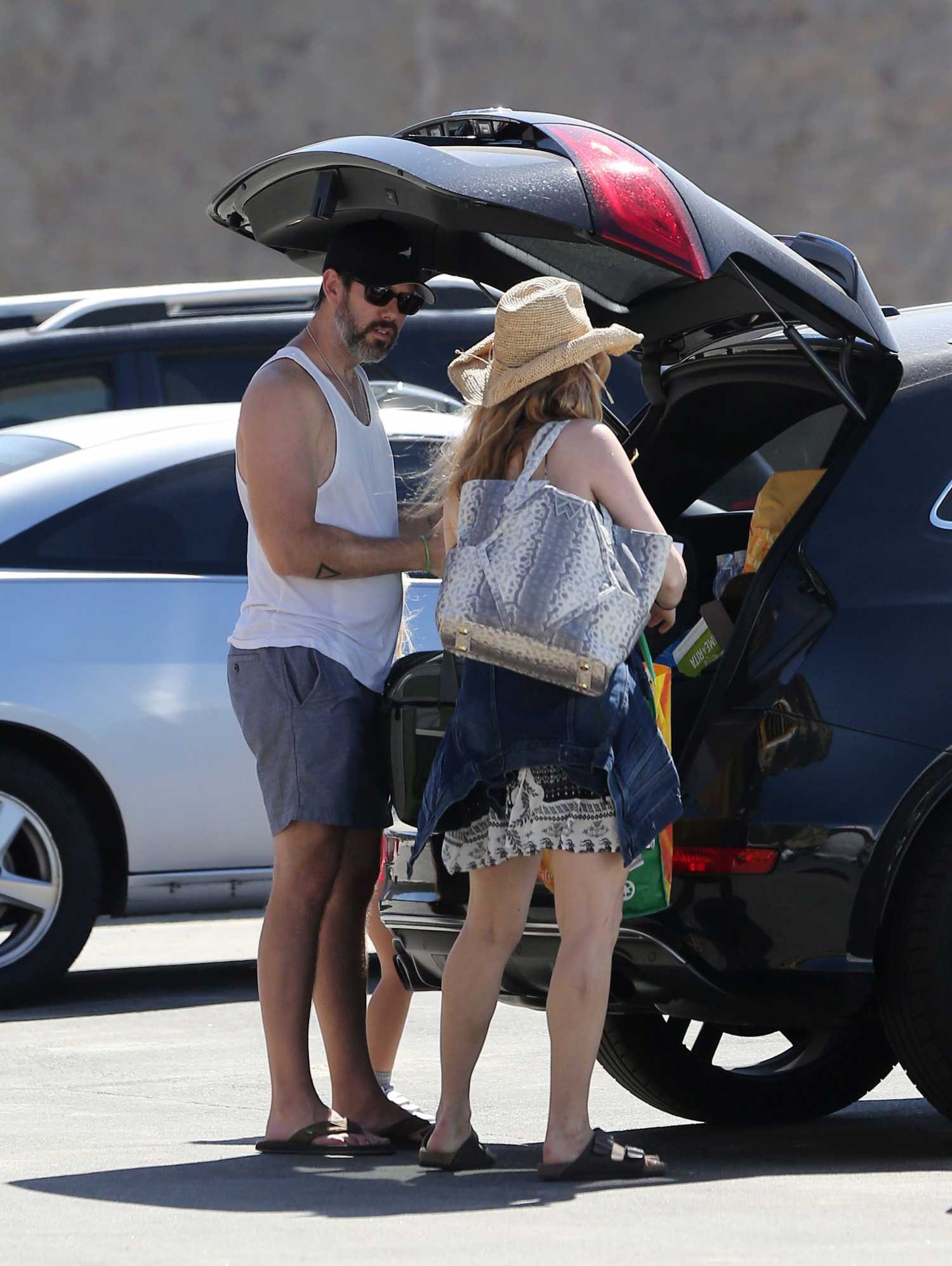amy-adams-at-the-beach-in-malibu-12