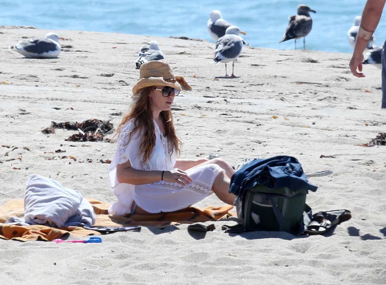amy-adams-at-the-beach-in-malibu-13