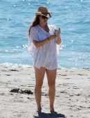 amy-adams-at-the-beach-in-malibu-4