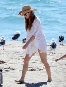 amy-adams-at-the-beach-in-malibu-6
