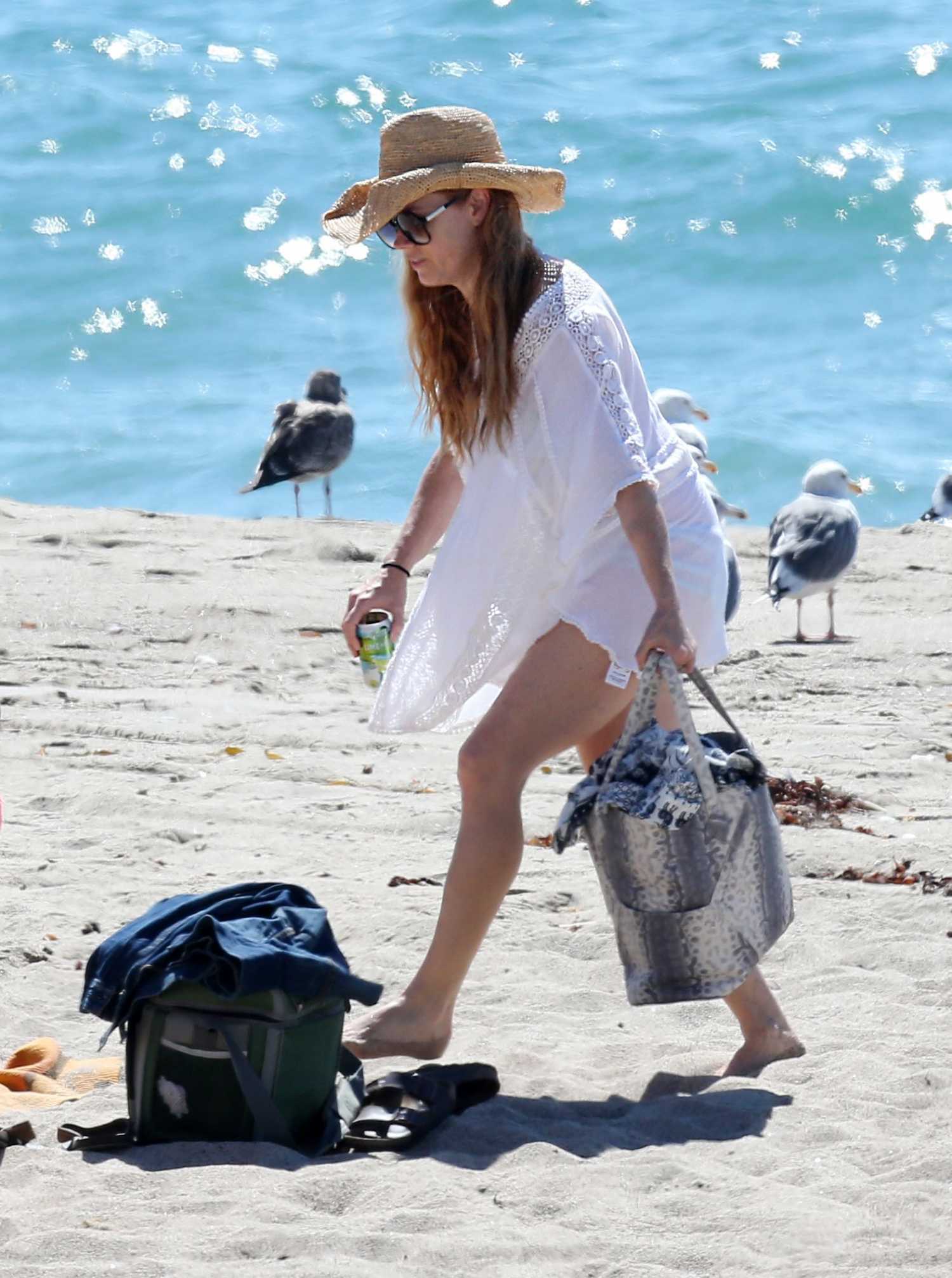 amy-adams-at-the-beach-in-malibu-7