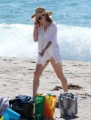 amy-adams-at-the-beach-in-malibu-8
