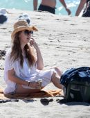 amy-adams-at-the-beach-in-malibu-9