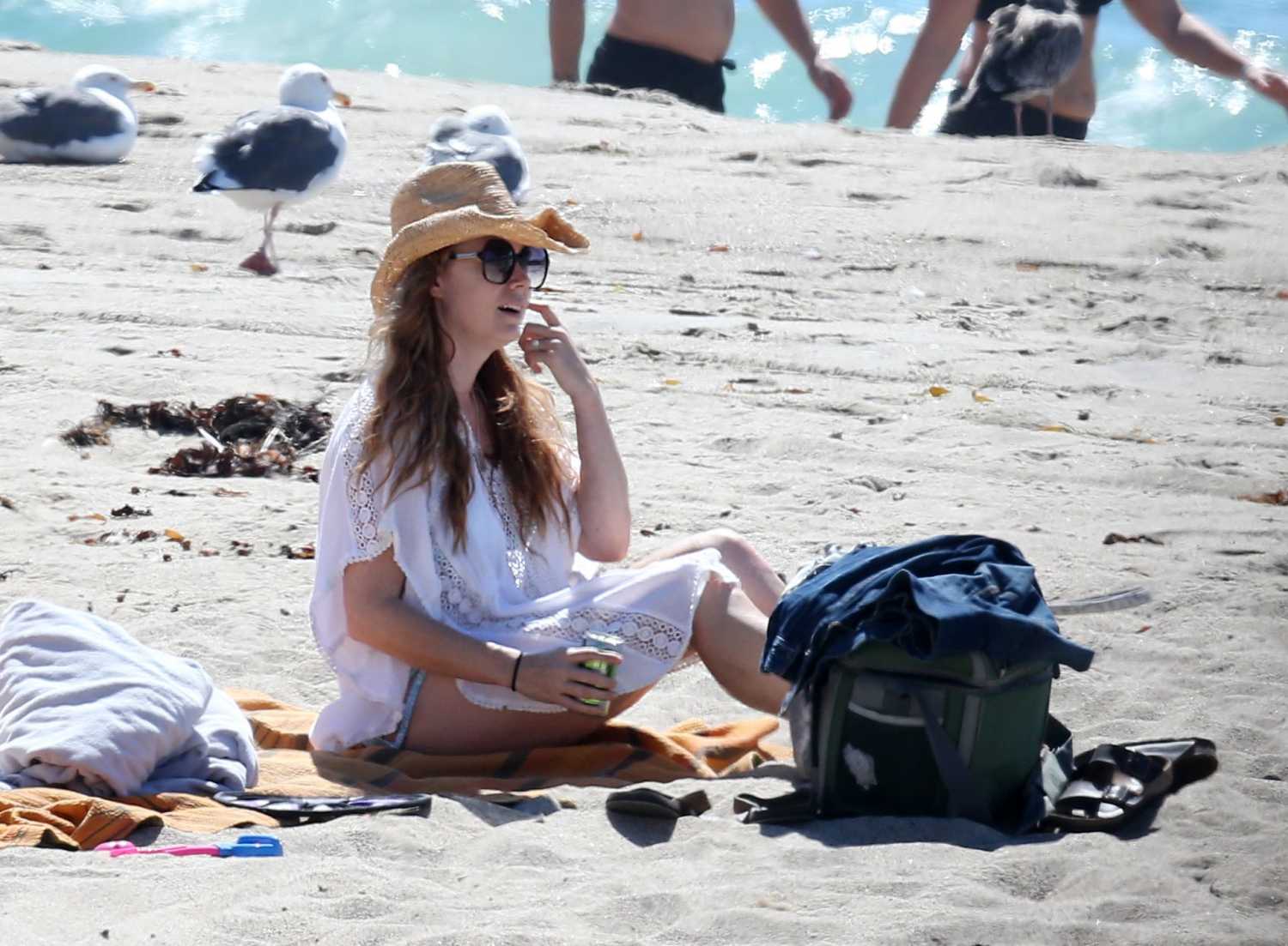 amy-adams-at-the-beach-in-malibu-9