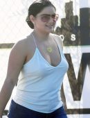 ariel-winter-booty-in-jeans-11