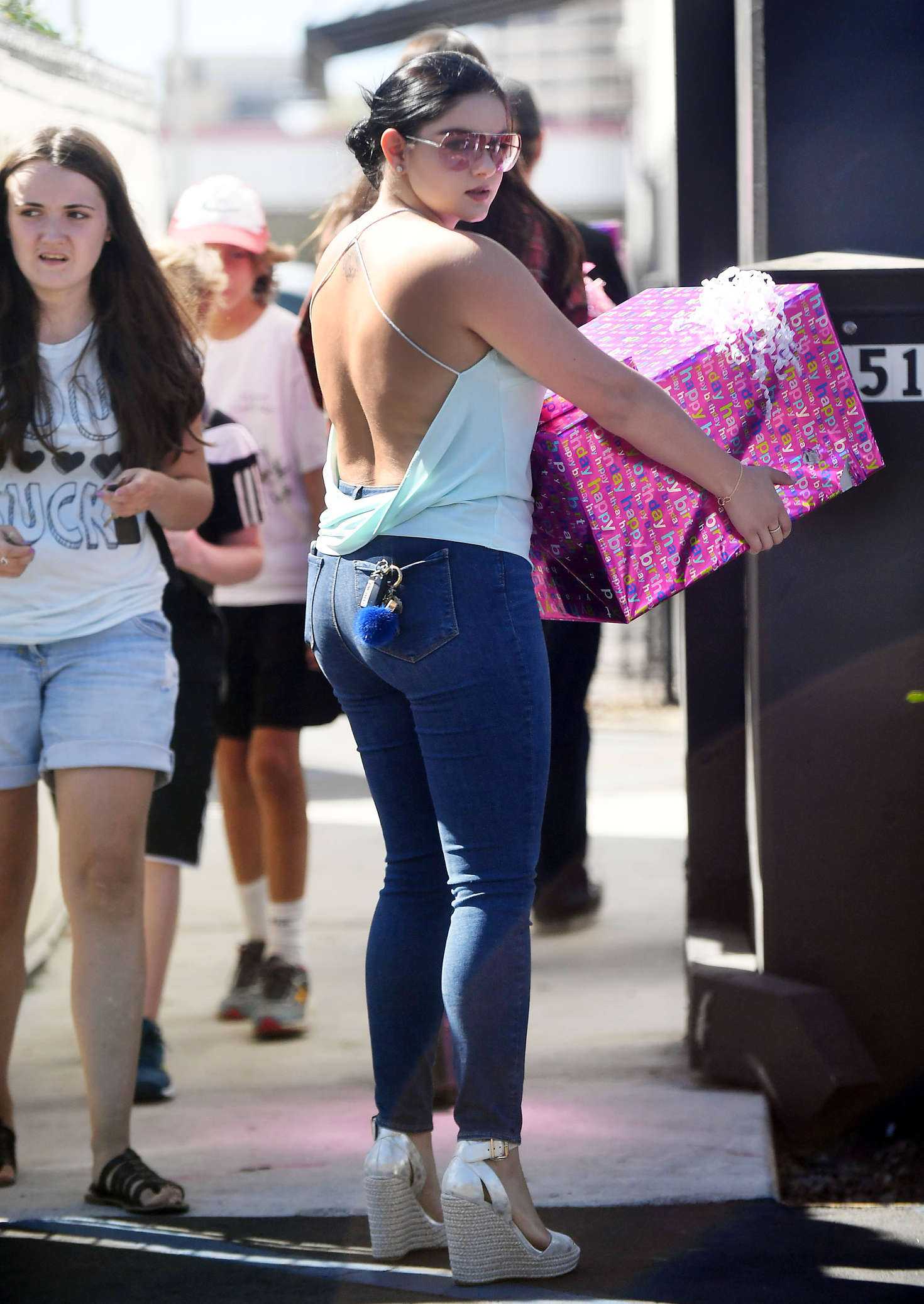 ariel-winter-booty-in-jeans-17