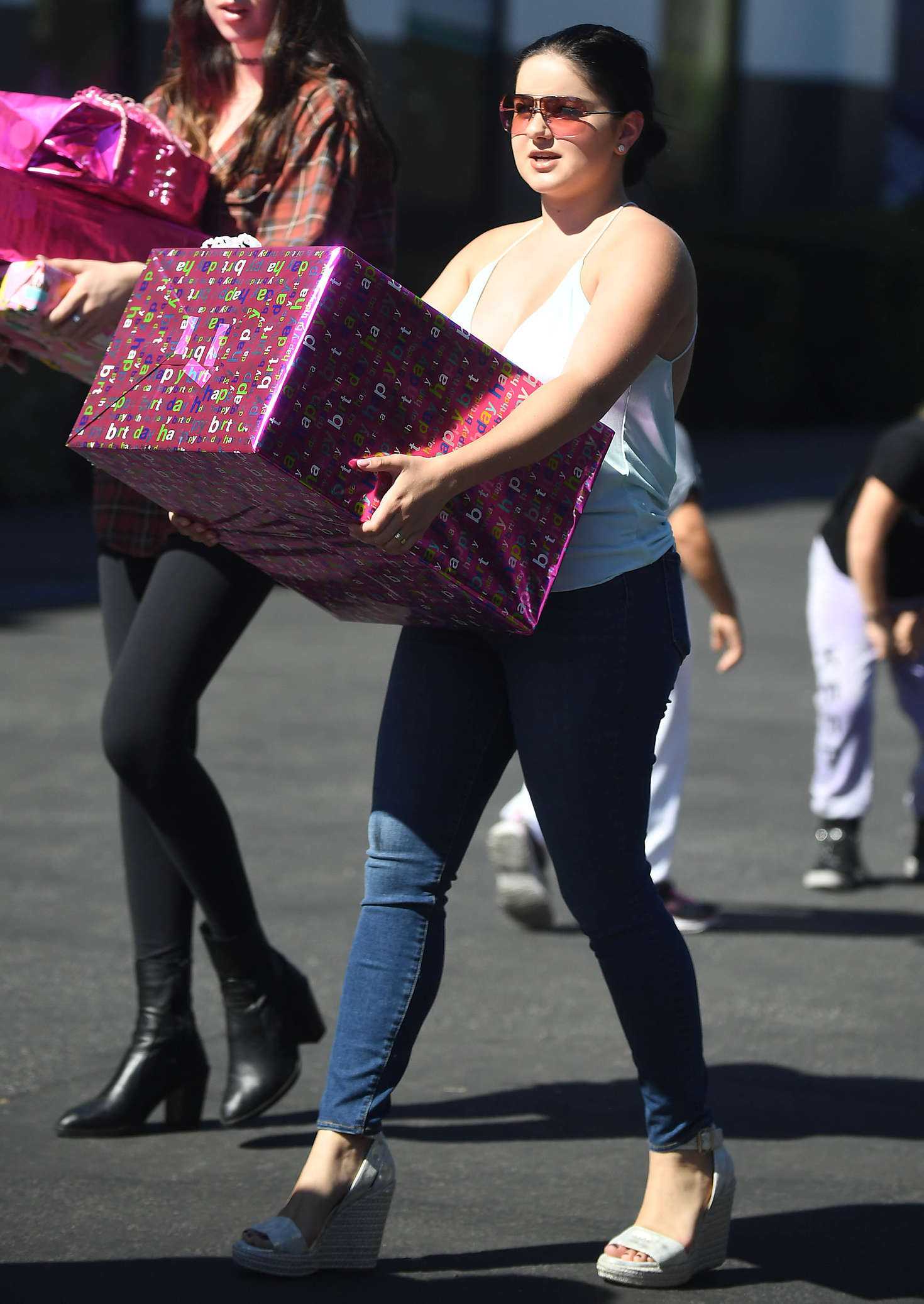 ariel-winter-booty-in-jeans-4
