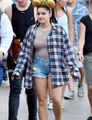 ariel-winter-at-disneyland-15