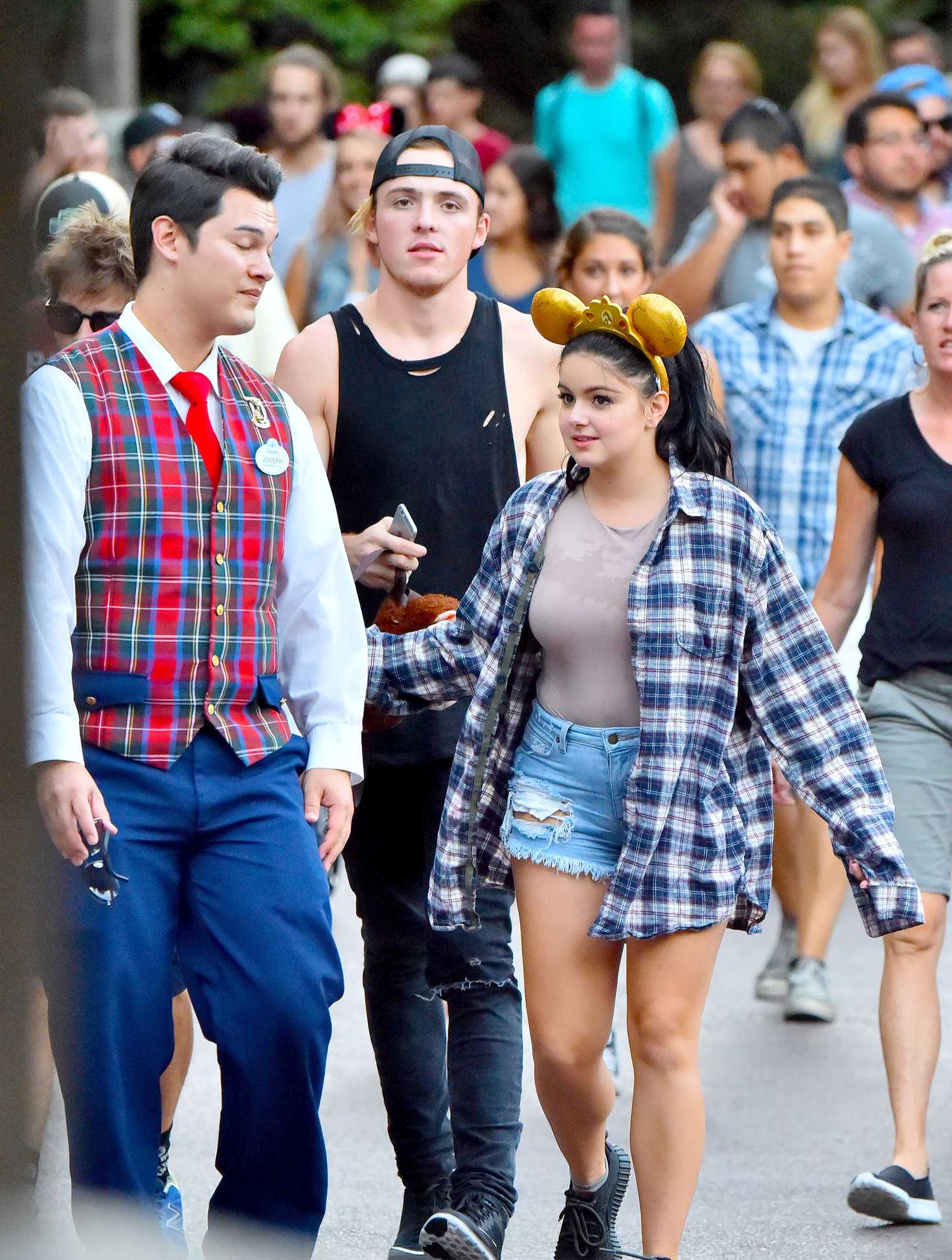 ariel-winter-at-disneyland-2