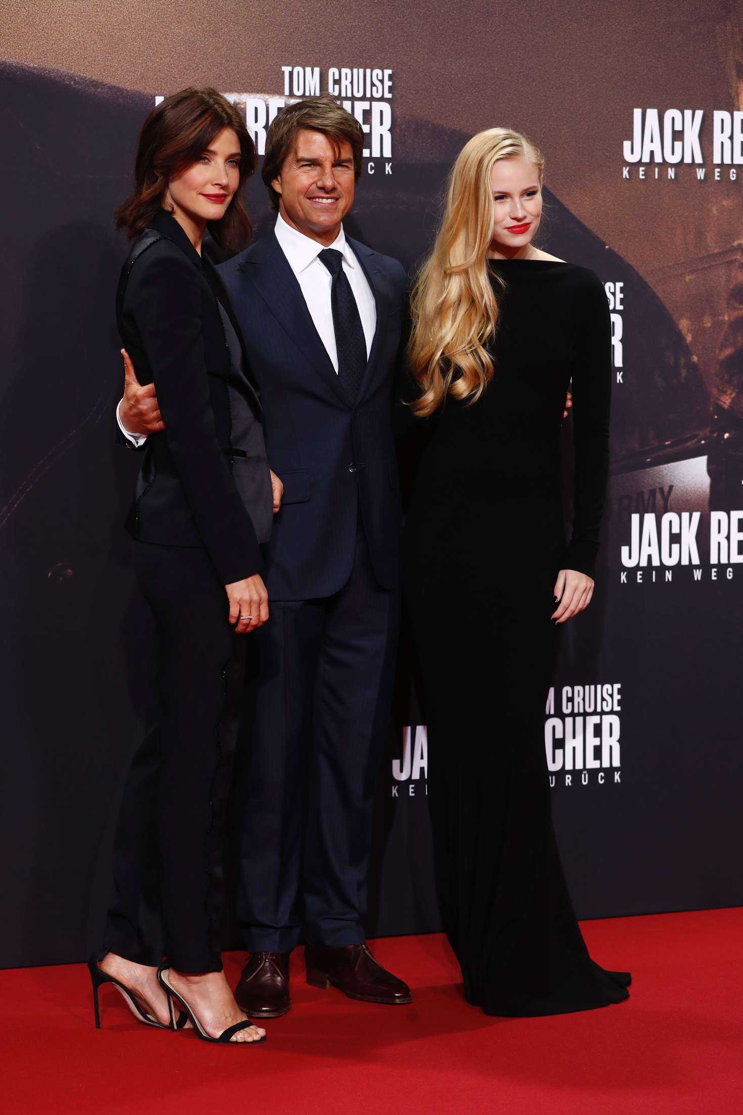 cobie-smulders-at-jack-reacher-never-go-back-premiere-in-berlin-6