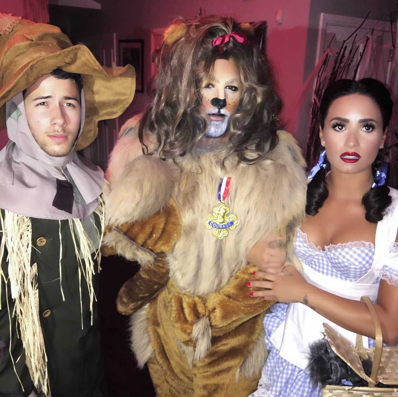 demi-lovato-in-dorothy-costume-at-halloween-party-958