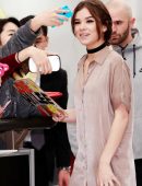 hailee-steinfeld-greeting-her-fans-in-tokyo-11