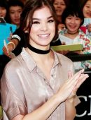 hailee-steinfeld-greeting-her-fans-in-tokyo-12