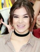 hailee-steinfeld-greeting-her-fans-in-tokyo-13