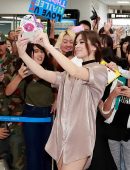 hailee-steinfeld-greeting-her-fans-in-tokyo-8