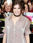 hailee-steinfeld-greeting-her-fans-in-tokyo-9