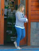 hilary-duff-out-for-breakfast-in-studio-city-1