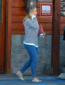 hilary-duff-out-for-breakfast-in-studio-city-2