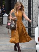 hilary-duff-outside-hair-salon-la-1