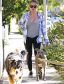 hilary-duff-walking-her-dogs-4
