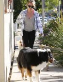 hilary-duff-walking-her-dogs-5