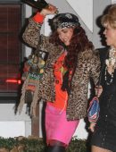 jessica-alba-outside-kate-hudsons-annual-halloween-bash-5