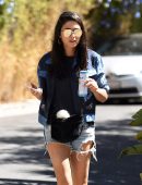 jessica-gomes-leggy-in-shorts-4