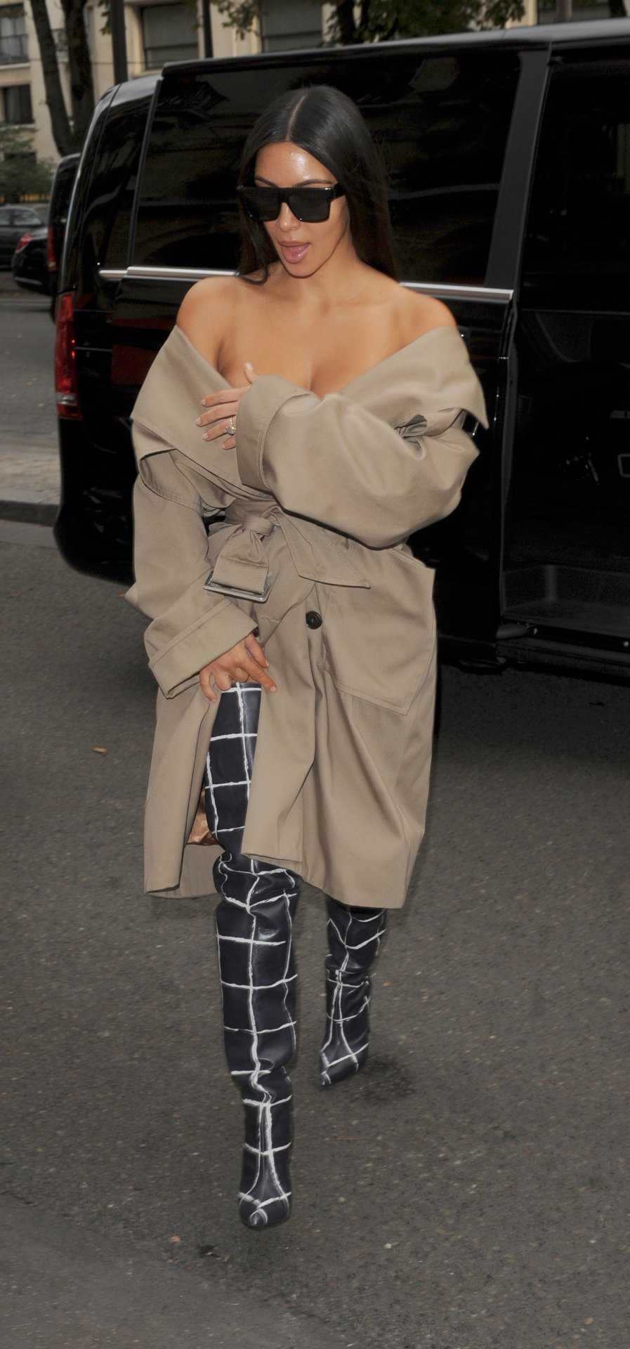 kim-kardashian-balenciaga-fashion-show-10
