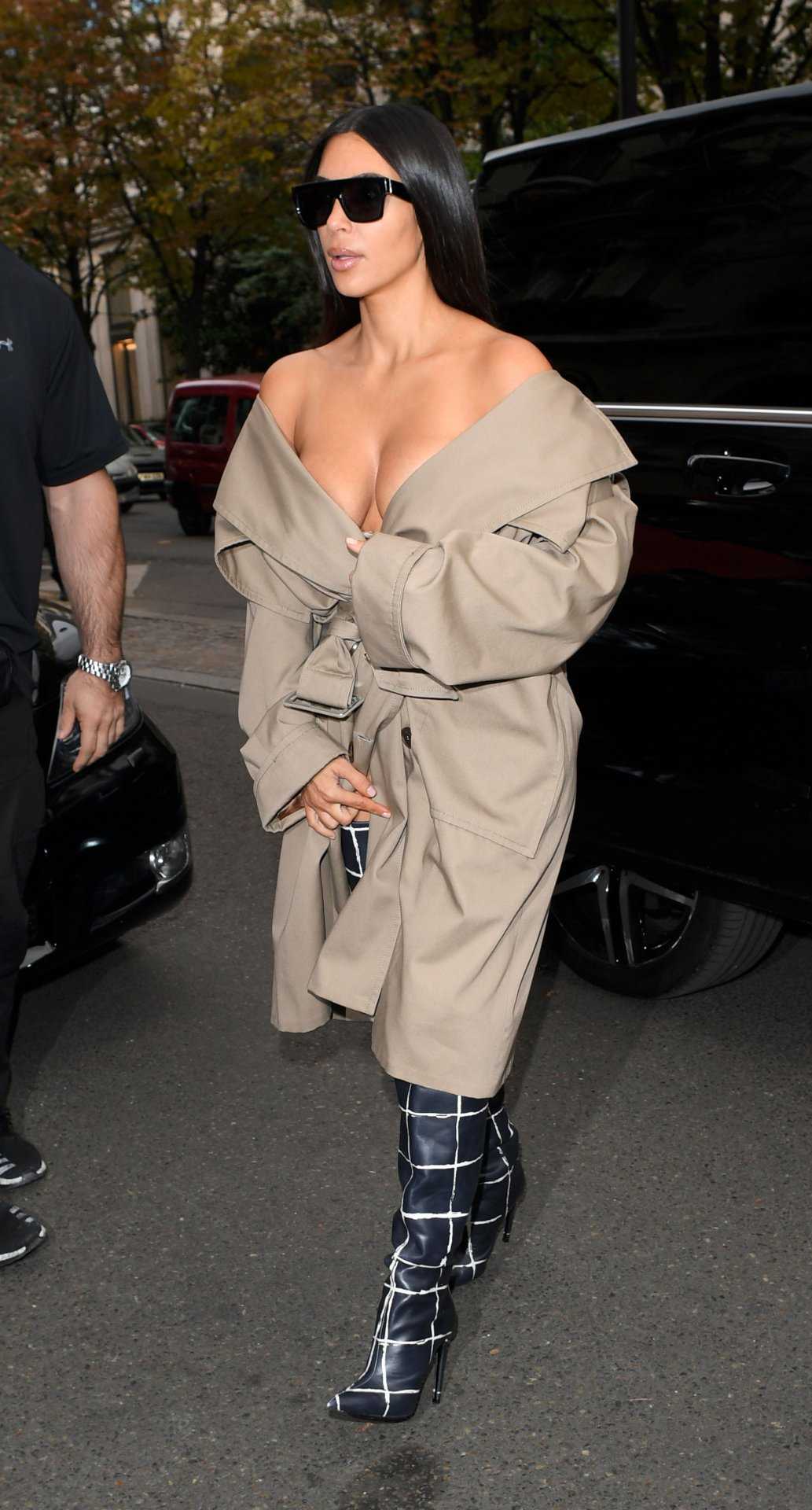 kim-kardashian-balenciaga-fashion-show-11