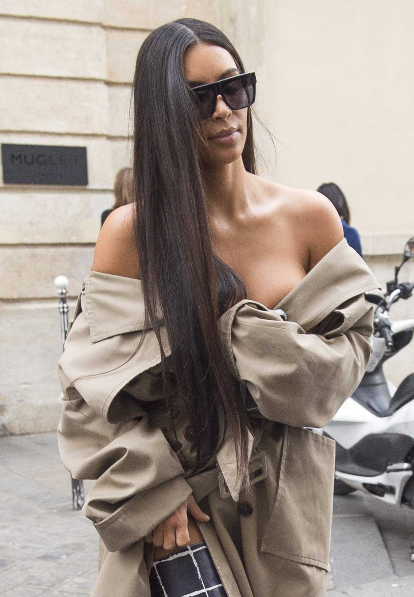 kim-kardashian-balenciaga-fashion-show-14