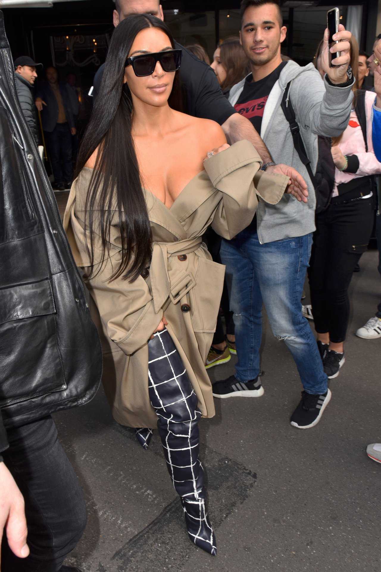 kim-kardashian-balenciaga-fashion-show-15