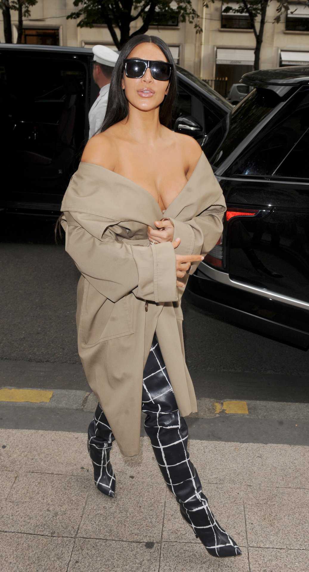 kim-kardashian-balenciaga-fashion-show-16