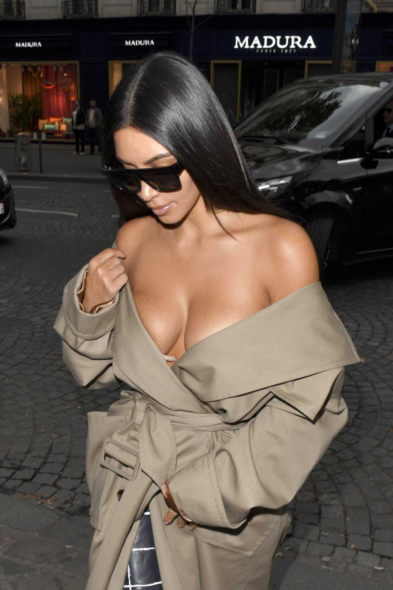 kim-kardashian-balenciaga-fashion-show-17
