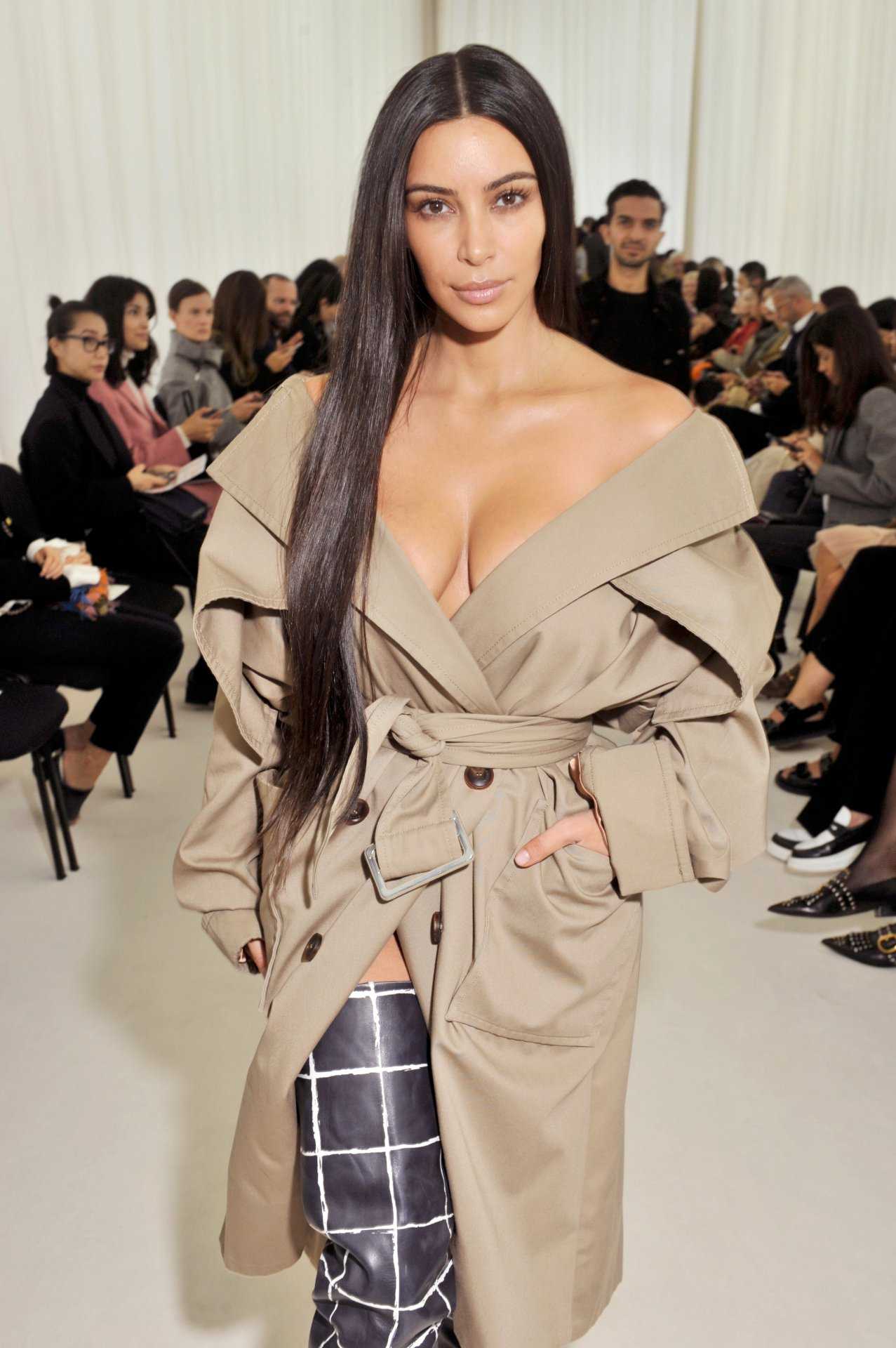 kim-kardashian-balenciaga-fashion-show-2