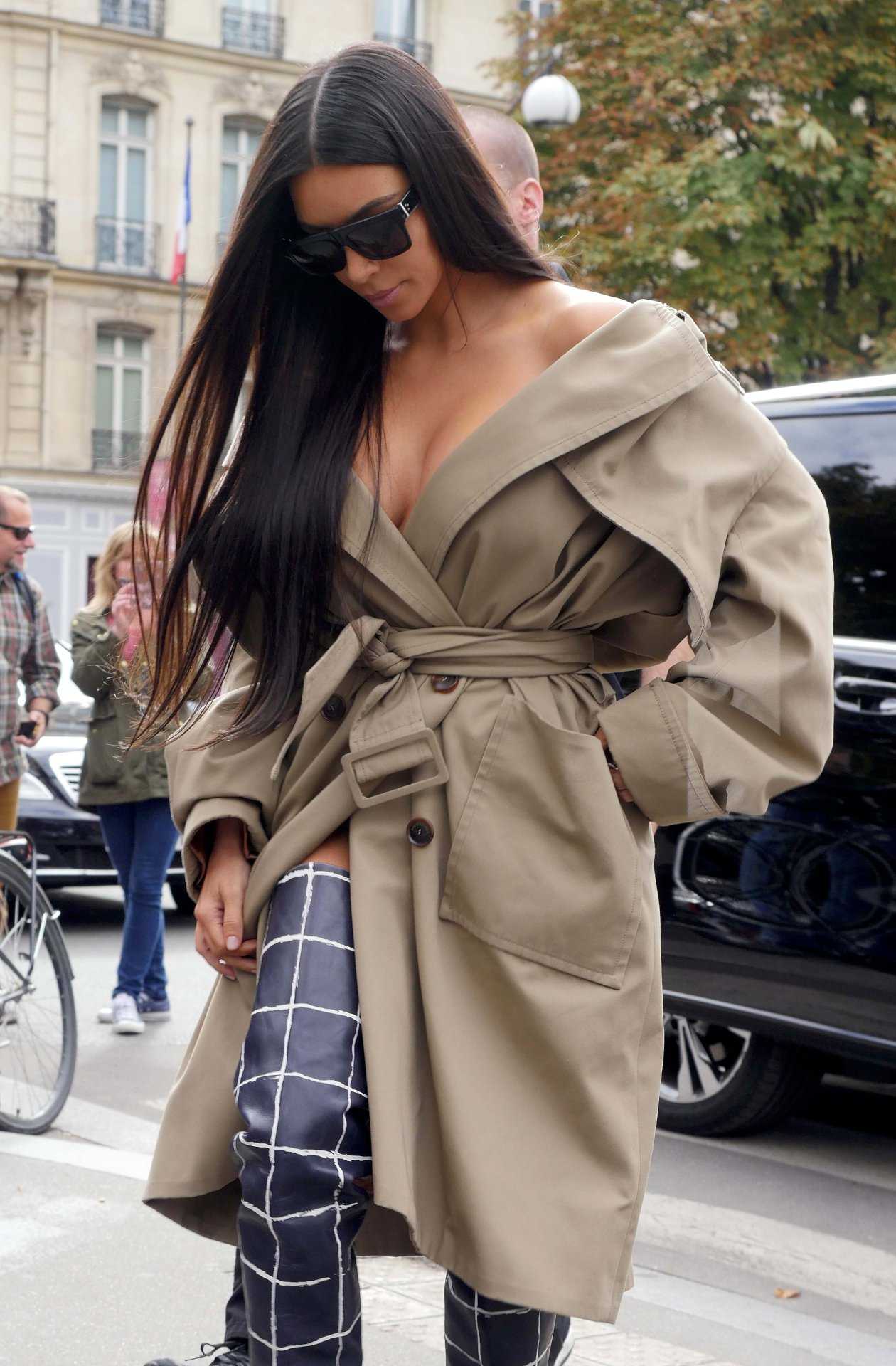 kim-kardashian-balenciaga-fashion-show-4