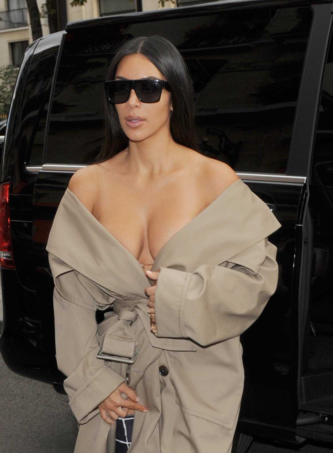kim-kardashian-balenciaga-fashion-show-7