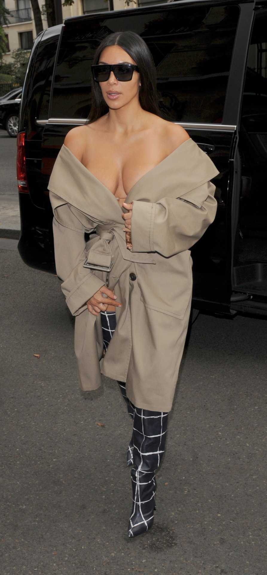 kim-kardashian-balenciaga-fashion-show-8