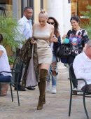 kylie-jenner-leggy-205