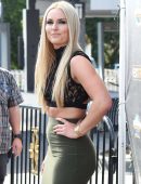 lindsey-vonn-on-the-set-of-extra-2