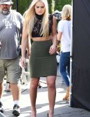 lindsey-vonn-on-the-set-of-extra-5
