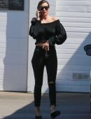 miranda-kerr-booty-in-black-jeans-14