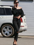 miranda-kerr-booty-in-black-jeans-5