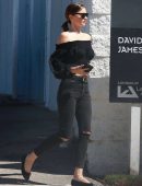 miranda-kerr-booty-in-black-jeans-7