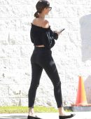 miranda-kerr-booty-in-black-jeans-8